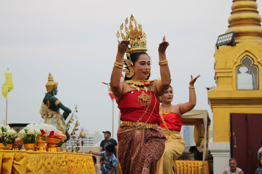 Women dancing the traditional Thai dance at the Golden Mountain temple