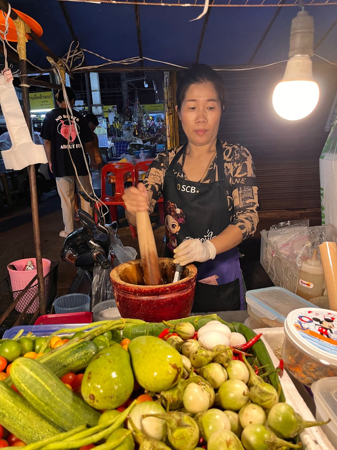 Lady making Papaya salad